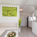 Bamboo Floating House דירה בפורטורוז