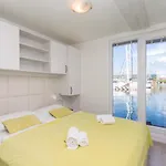 Bamboo Floating House בפורטורוז