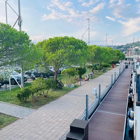 Daire Bamboo Floating House *