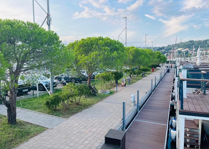 Daire Bamboo Floating House *